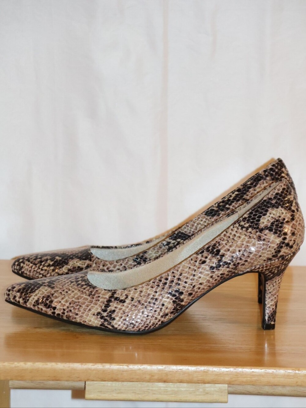 Life Stride Faux Snakeskin Pointed Toe Flex Heels in Cream and Black. - Picture 4 of 13